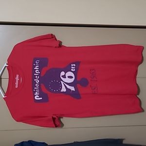 Philadelphia 76ers Men's Hardwood Classics Vintage Tee.  Size: Medium